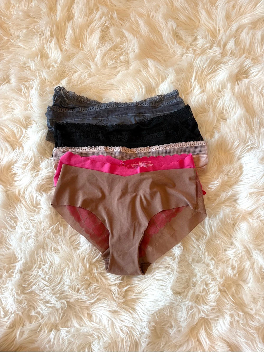 Victoria’s Secret Underwaer bundle of SEVEN - Picture 2 of 3